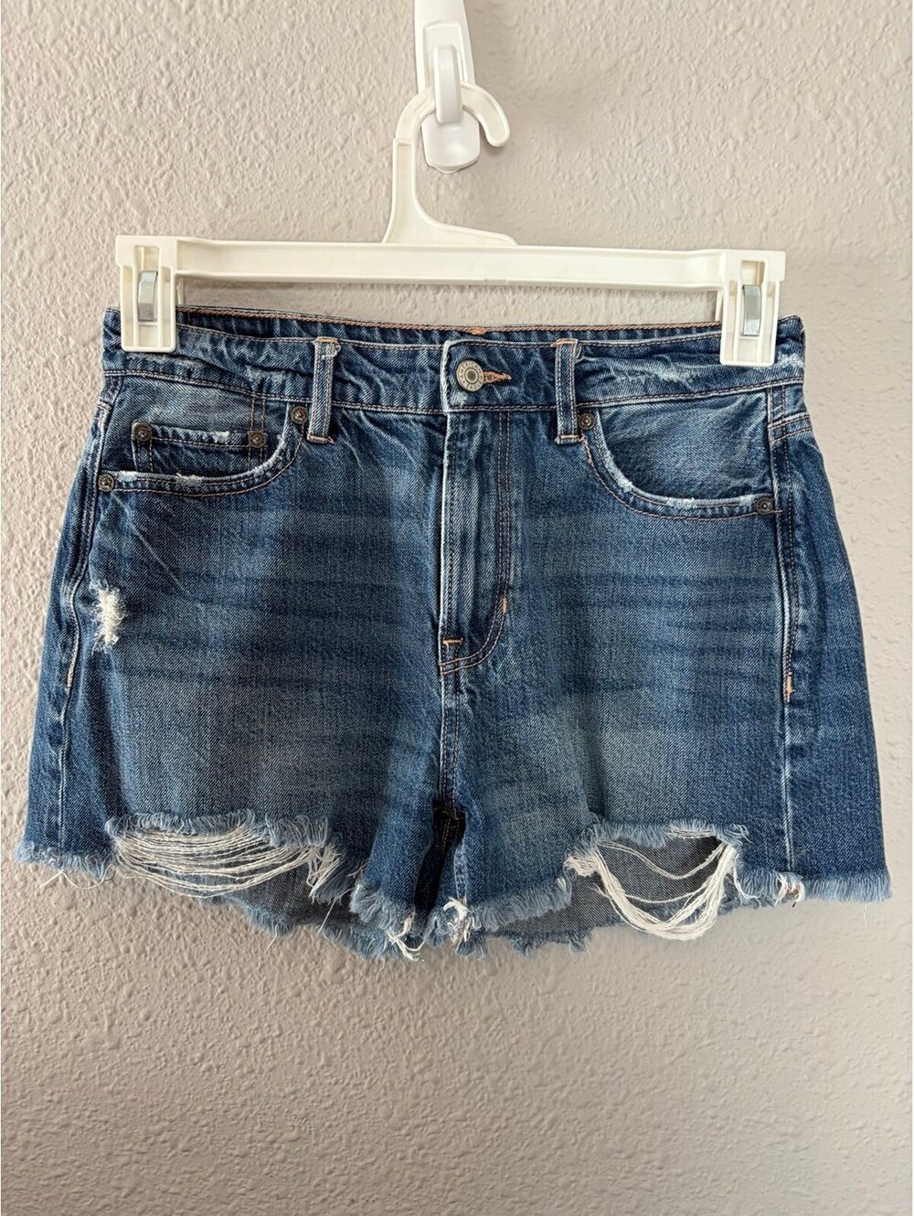American Eagle Tomgirl Short size 4 medium wash. 3in inseam